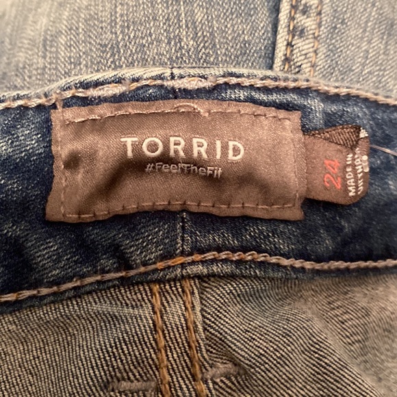 Brand New Torrid Light Wash Shorts..size 24 - Picture 3 of 5